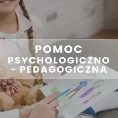 Psycholog i dziecko oglądają rysunek rodziny, obok siedzi pluszowy miś.