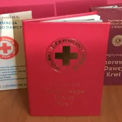 Legitymacja honorowego dawcy krwi, choć nie jest dokumentem tożsamości, świadczy o szlachetnym czynie.