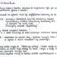 Ręcznie pisane notatki dotyczące struktury rozprawki: wstęp, teza, argumentacja, zakończenie.