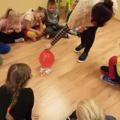 Eksperymenty z balonem w przedszkolu - 5 prostych i bezpiecznych zabaw