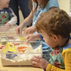 Dzieci bawią się masą sensoryczną, tworząc własne światy. Świetne zajęcia sensoryczne pomysły na kreatywną zabawę.