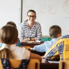Nauczyciel wspomagający wychowawcą klasy? Sprawdź przepisy i praktykę