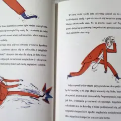 Ilustracja przedstawia mężczyznę w garniturze, który biegnie, a z jego nogawki wystaje granatowa skarpetka.