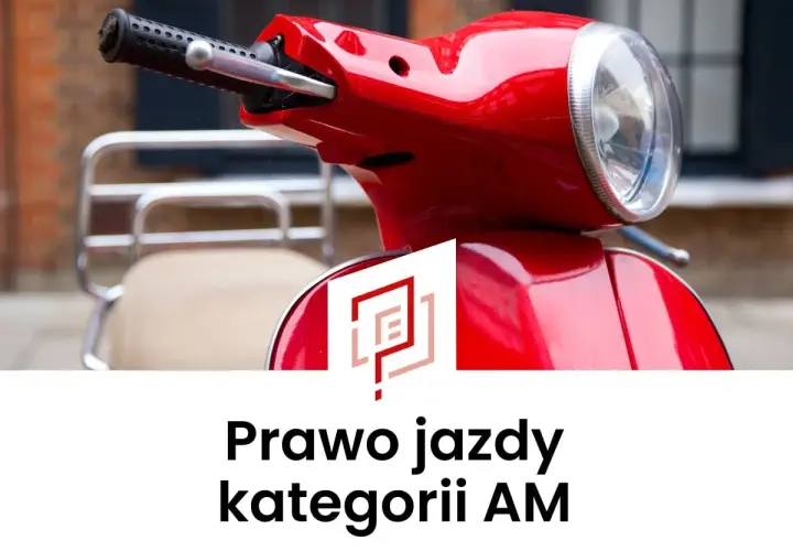 Czerwony skuter z chromowanym bagażnikiem i napisem "Prawo jazdy kategorii AM".