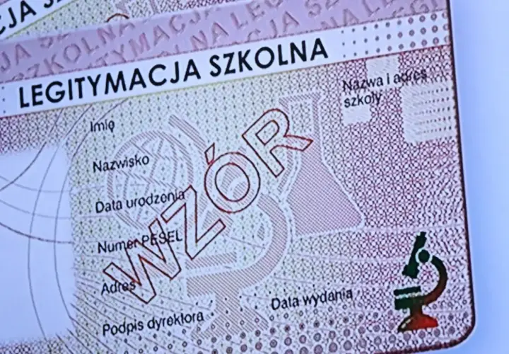 Nowa legitymacja szkolna z mikroskopem i polem na dane ucznia. Wzór dokumentu.