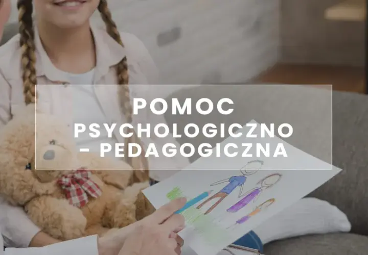 Psycholog i dziecko oglądają rysunek rodziny, obok siedzi pluszowy miś.