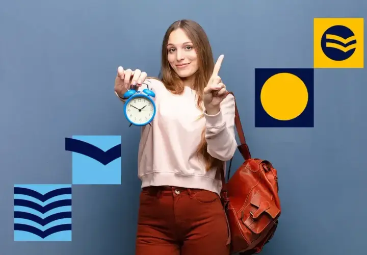 Dziewczyna z budzikiem i plecakiem, wskazująca palcem.
