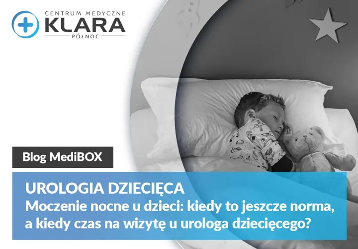 Chłopiec śpi w łóżku z pluszowym misiem.