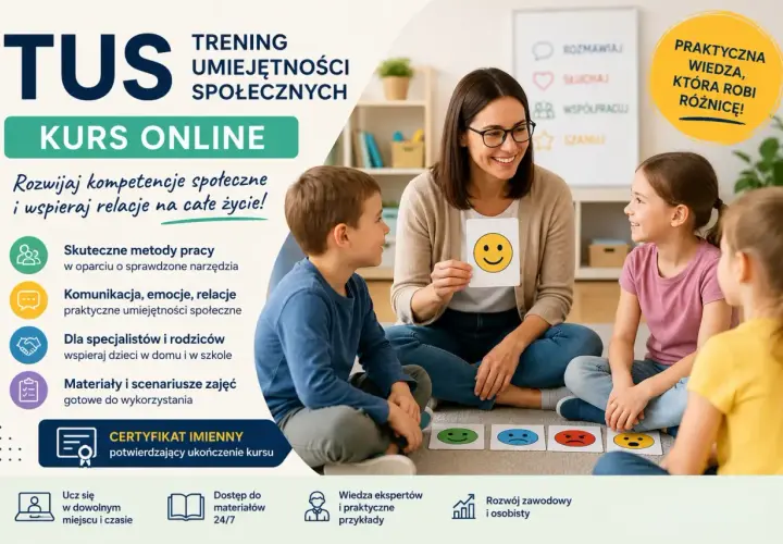 Nauczycielka pokazuje dzieciom kartę z uśmiechniętą buźką podczas zajęć TUS.