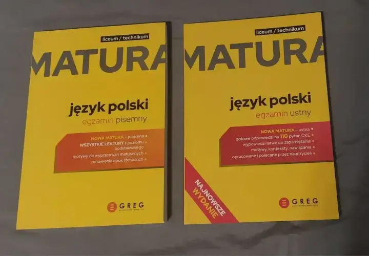 Dwie żółte książki z napisem "Matura język polski", jedna do egzaminu pisemnego, druga do ustnego.