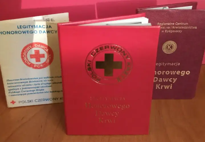 Legitymacja honorowego dawcy krwi, choć nie jest dokumentem tożsamości, świadczy o szlachetnym czynie.