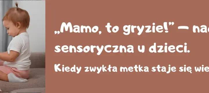 Małe dziecko siedzi na kanapie i bawi się ubraniami.
