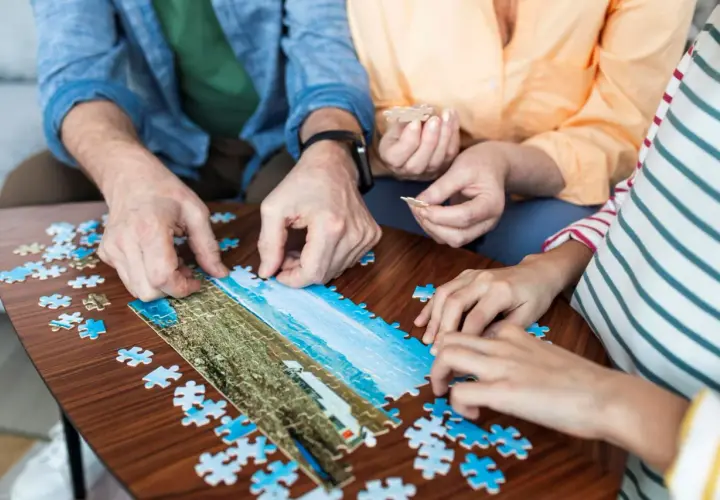 Wspólne układanie puzzli to świetne pomysły na zajęcia z seniorami. Radość z tworzenia obrazu z kawałków.