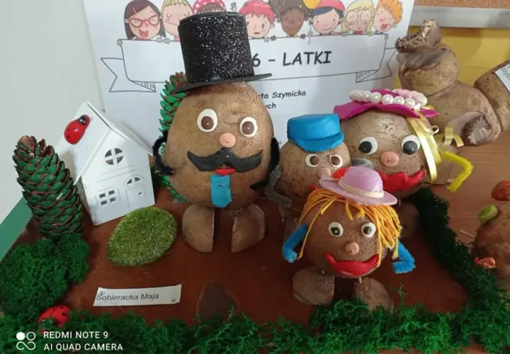 Figurki z ziemniaków przedstawiające rodzinę, ubrane w kapelusze i ubrania, na tle rysunku dzieci.