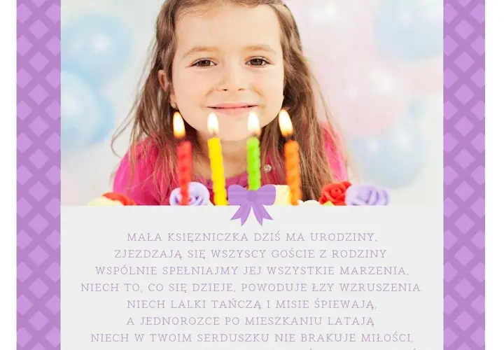 Uśmiechnięta dziewczynka w koronie z zapalonymi świeczkami na torcie urodzinowym.