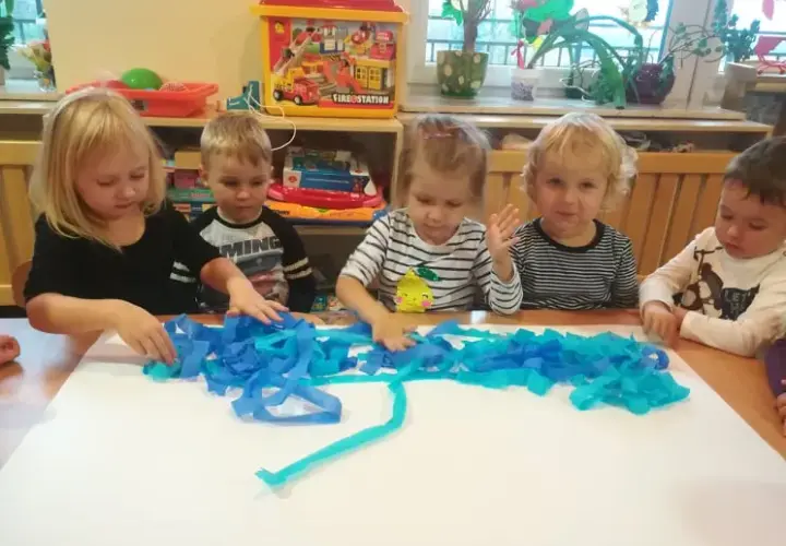 Eksperymenty z wodą w przedszkolu, które zachwycą każde dziecko
