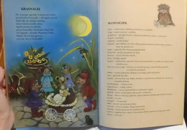 Ilustracja z książki dla dzieci: krasnale, lalki i miś w wózku pod księżycem.