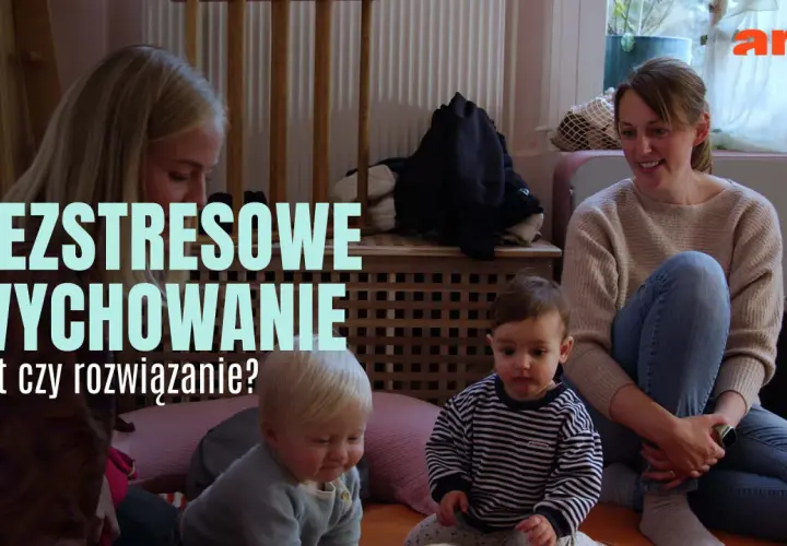 Dwie kobiety i dwoje niemowląt siedzą na podłodze.