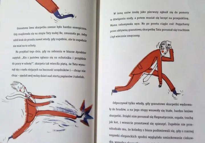 Ilustracja przedstawia mężczyznę w garniturze, który biegnie, a z jego nogawki wystaje granatowa skarpetka.