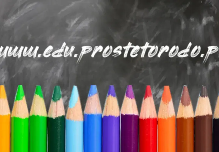 Kolorowe kredki na tle tablicy z napisem www.edu.prostetorodo.pl