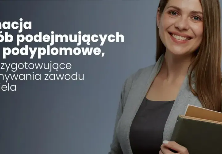 Uśmiechnięta kobieta w szarym kardiganie trzymająca książki, z tekstem o studiach podyplomowych.