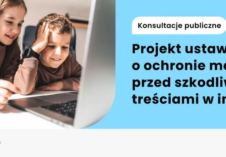 Dwoje dzieci patrzy na ekran laptopa, obok słuchawki.