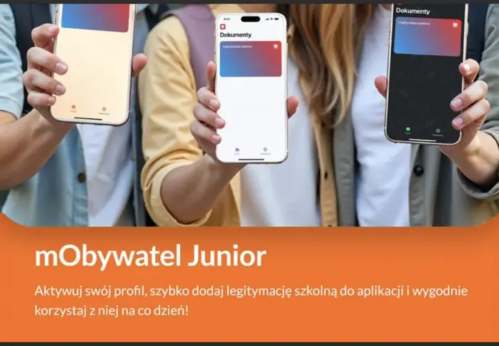 Trzy telefony z wyświetloną cyfrową legitymacją szkolną w aplikacji mObywatel.