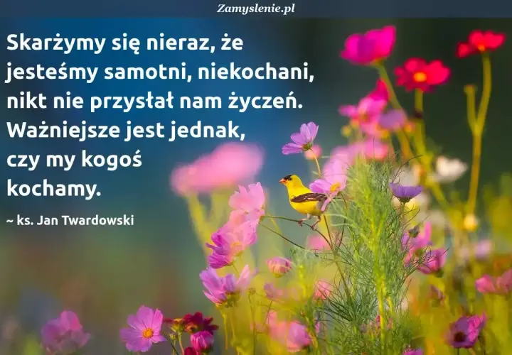 Żółty ptak siedzi na gałęzi wśród kwitnących, różowych i fioletowych kwiatów.