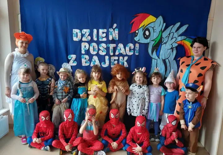 Dzień postaci z bajek pomysły: dzieci w strojach Spider-Mana, Elzy, lwa, kowboja i innych bohaterów.