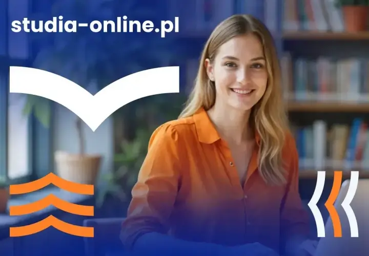 Uśmiechnięta młoda kobieta w pomarańczowej bluzce na tle biblioteki i logo studia-online.pl.