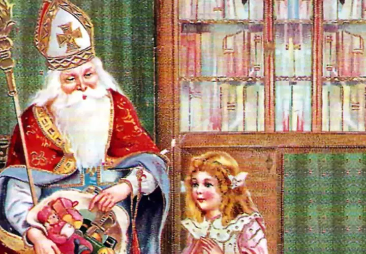 Święty Mikołaj z prezentami w koszu i dziewczynka w różowej sukience.