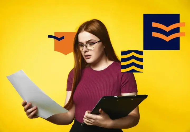 Kobieta w okularach trzyma dokumenty i tablicę, obok grafiki z pomarańczowymi i granatowymi elementami.