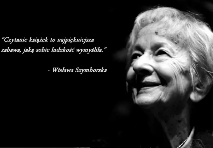 Czarno-białe zdjęcie uśmiechniętej Wisławy Szymborskiej z cytatem o czytaniu książek.