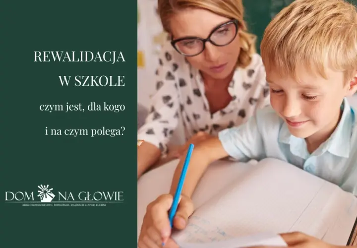 Nauczycielka w okularach pomaga chłopcu pisać w zeszycie.