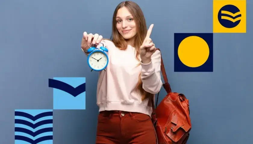 Dziewczyna z budzikiem i plecakiem, wskazująca palcem.
