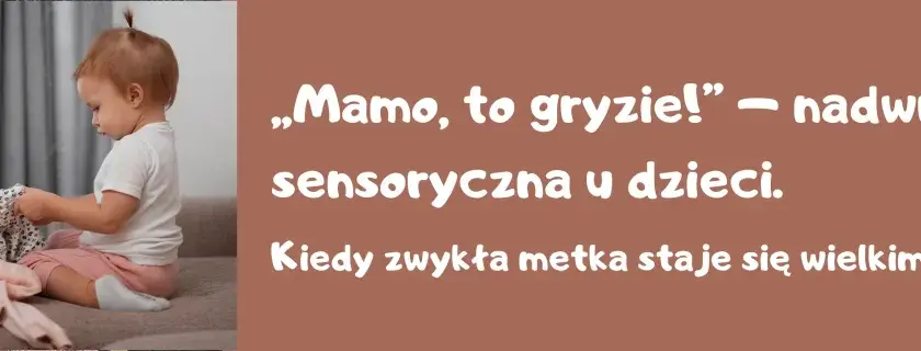 Małe dziecko siedzi na kanapie i bawi się ubraniami.