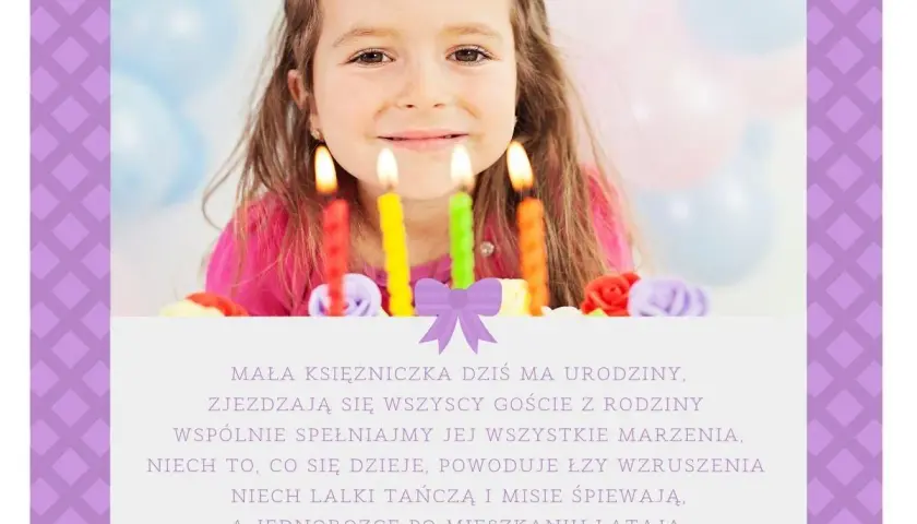 Uśmiechnięta dziewczynka w koronie z zapalonymi świeczkami na torcie urodzinowym.