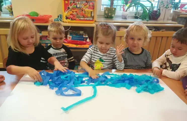 Eksperymenty z wodą w przedszkolu, które zachwycą każde dziecko