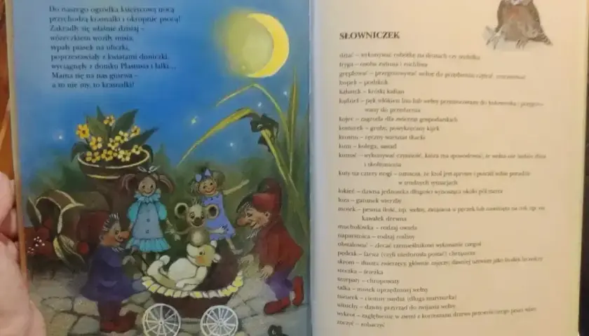 Ilustracja z książki dla dzieci: krasnale, lalki i miś w wózku pod księżycem.
