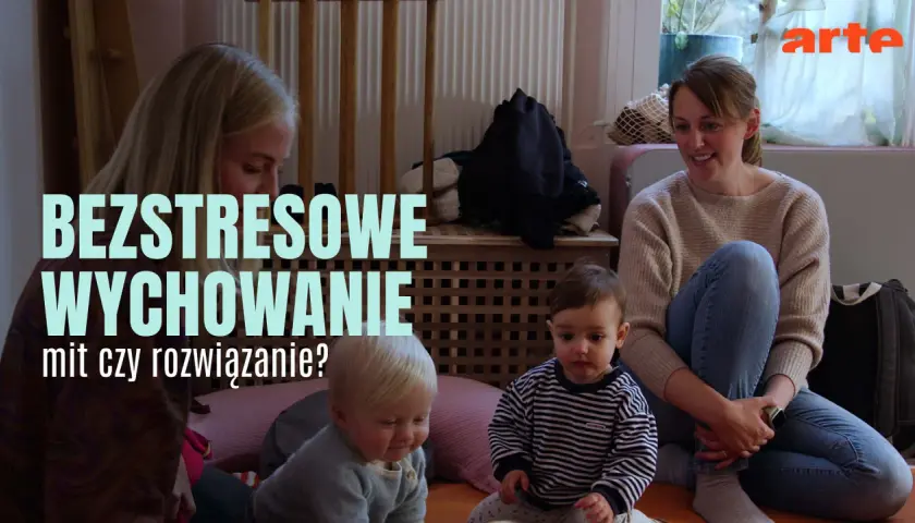 Dwie kobiety i dwoje niemowląt siedzą na podłodze.
