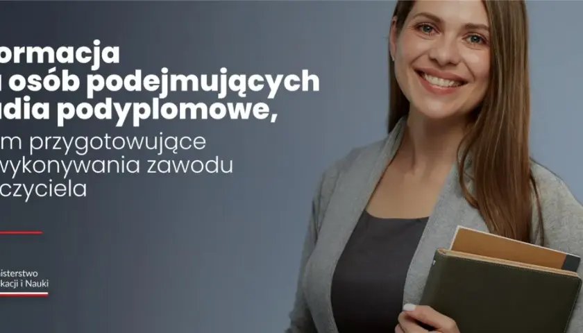 Uśmiechnięta kobieta w szarym kardiganie trzymająca książki, z tekstem o studiach podyplomowych.