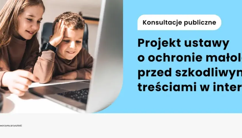 Dwoje dzieci patrzy na ekran laptopa, obok słuchawki.