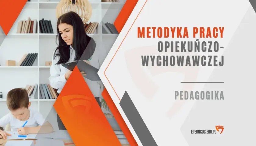 Kobieta z notatnikiem obserwuje chłopca piszącego przy biurku.