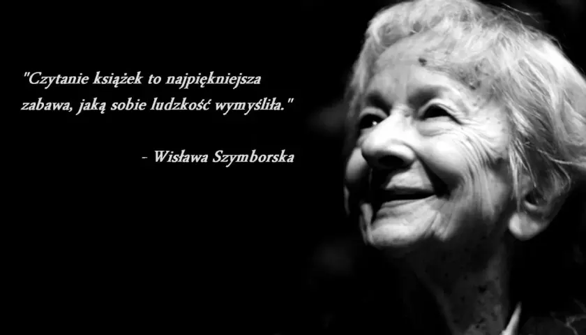 Czarno-białe zdjęcie uśmiechniętej Wisławy Szymborskiej z cytatem o czytaniu książek.