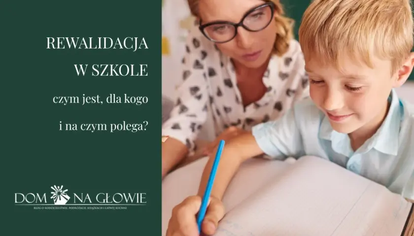 Nauczycielka w okularach pomaga chłopcu pisać w zeszycie.