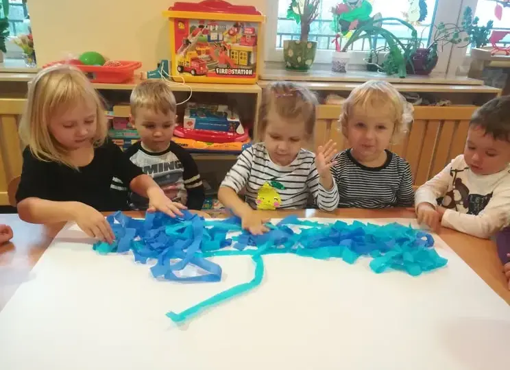 Eksperymenty z wodą w przedszkolu, które zachwycą każde dziecko