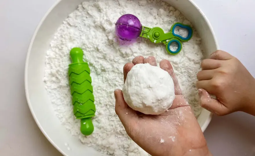 Sztuczny śnieg DIY - Zimowa masa sensoryczna dla dzieci