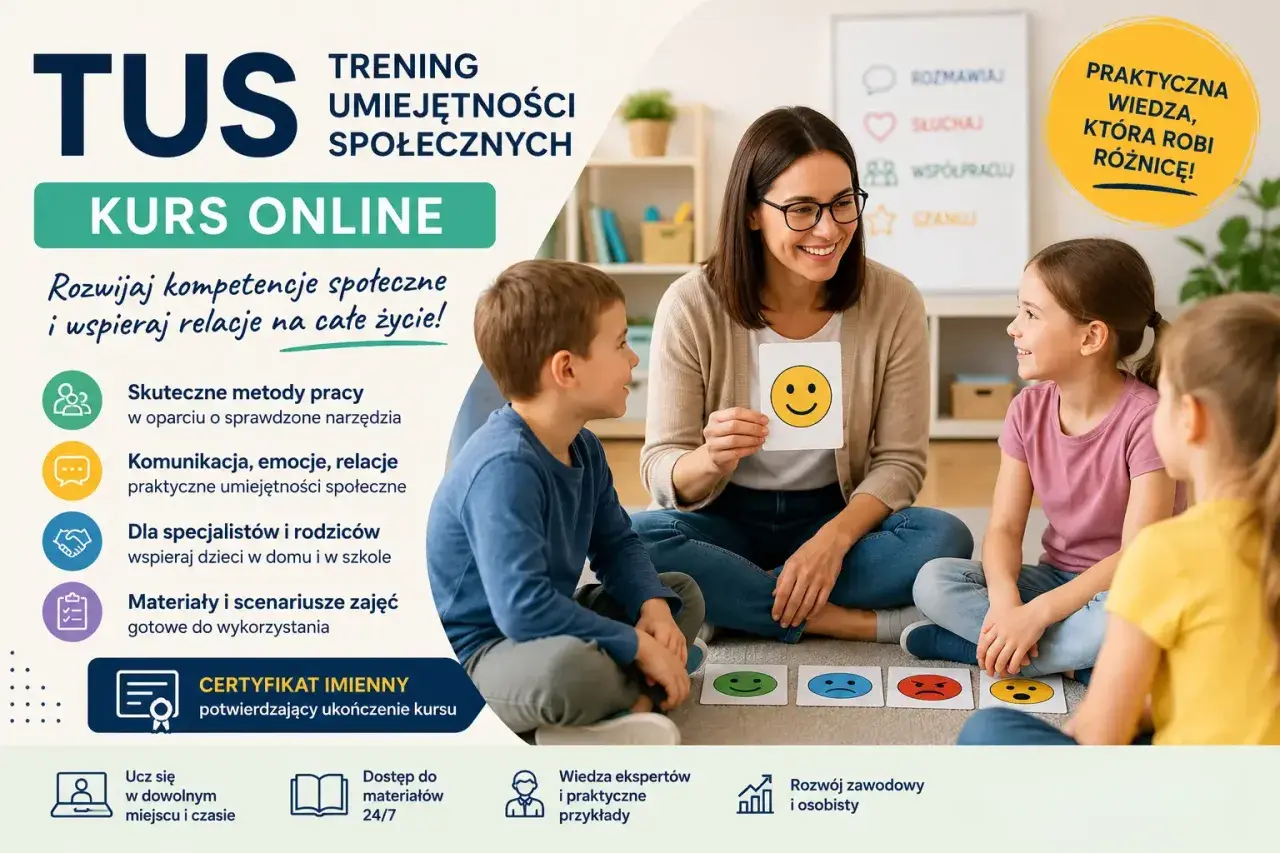 Nauczycielka pokazuje dzieciom kartę z uśmiechniętą buźką podczas zajęć TUS.