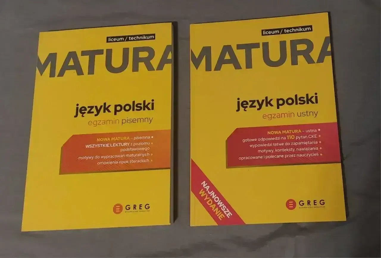 Dwie żółte książki z napisem "Matura język polski", jedna do egzaminu pisemnego, druga do ustnego.