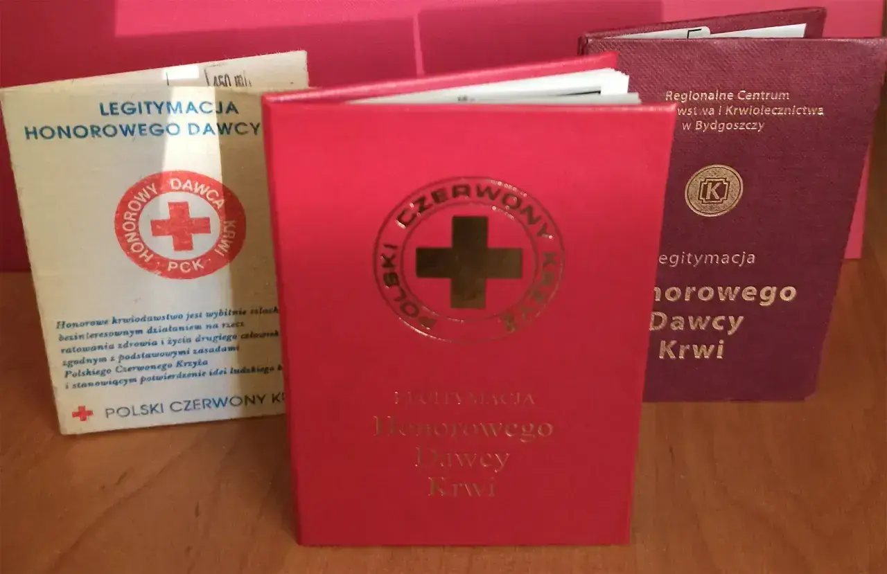 Legitymacja honorowego dawcy krwi, choć nie jest dokumentem tożsamości, świadczy o szlachetnym czynie.